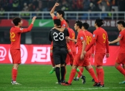 开运体育登录-足球比赛场面火爆，球员斗志昂扬