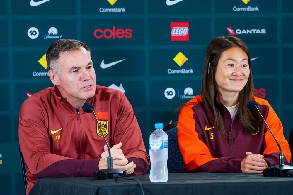 中国女足对阵澳大利亚队，力争胜利