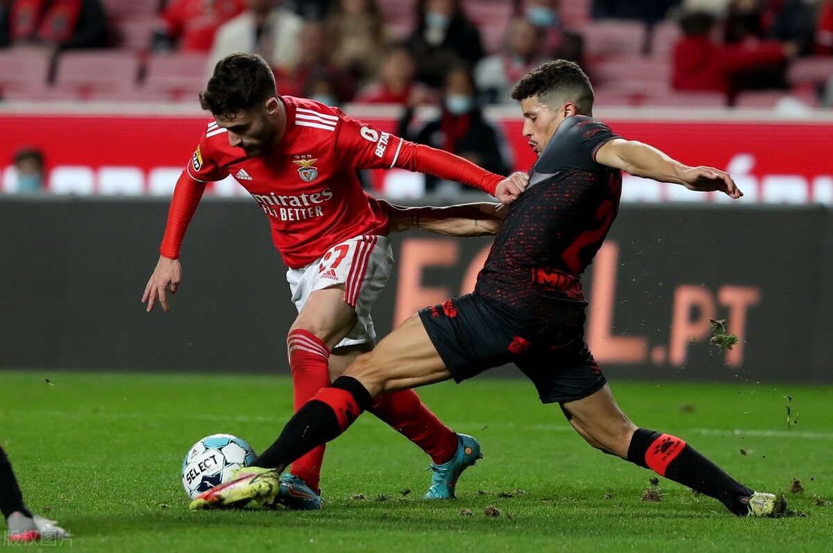 阿贾克斯大放异彩，碾压对手