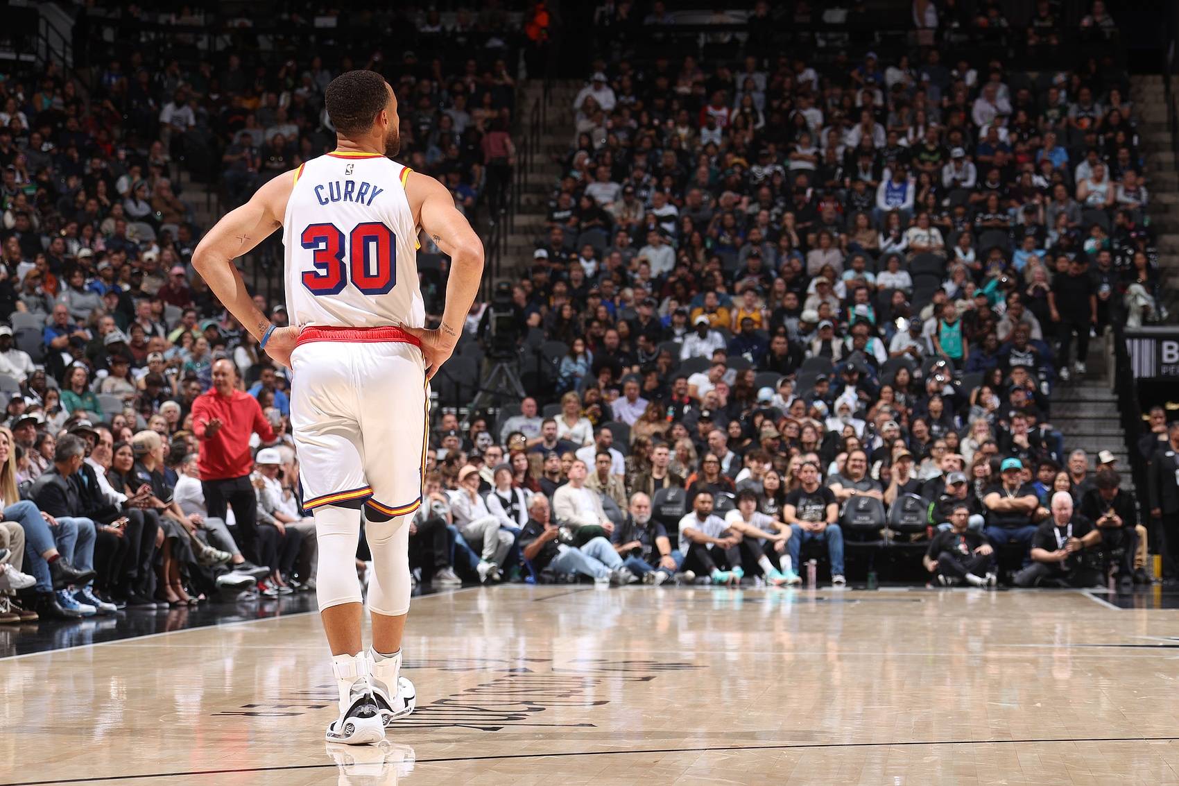 勇士横扫湖人,库里盖帽 勇士横扫湖人,库里盖帽