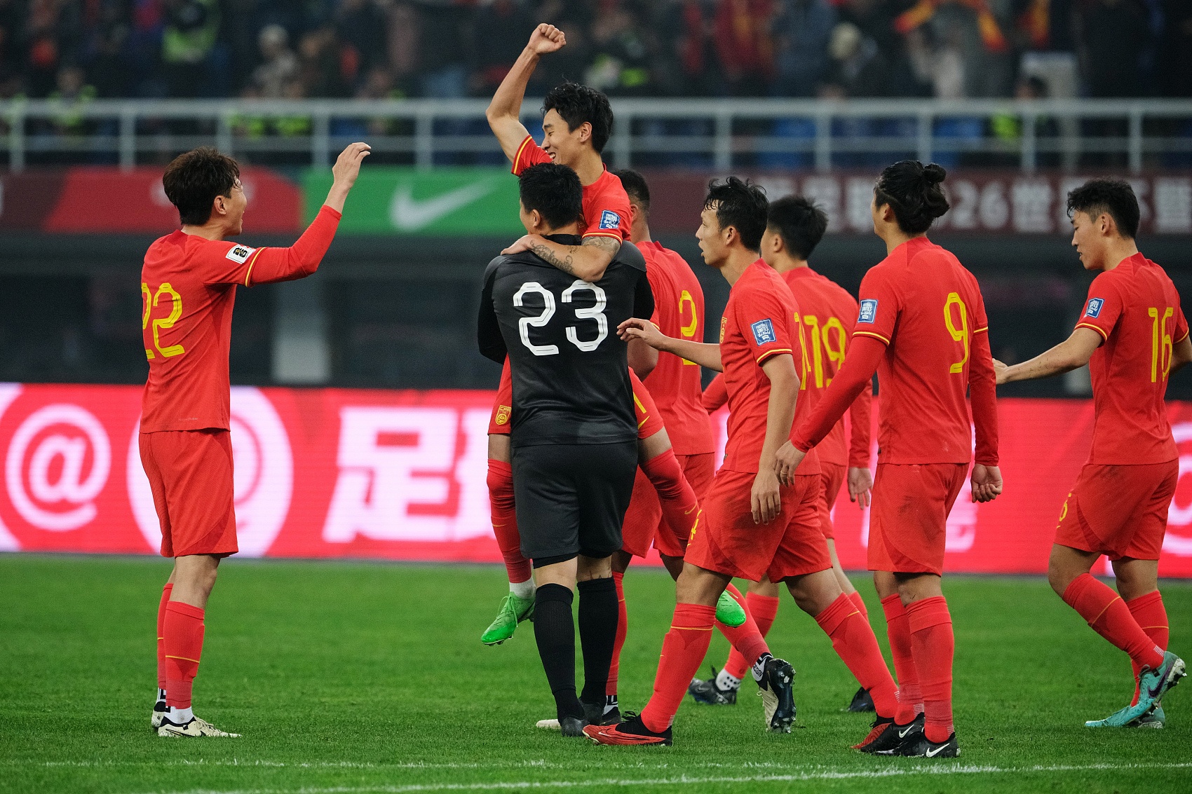 足球比赛场面火爆,球员斗志昂扬 足球比赛场面火爆,球员斗志昂扬