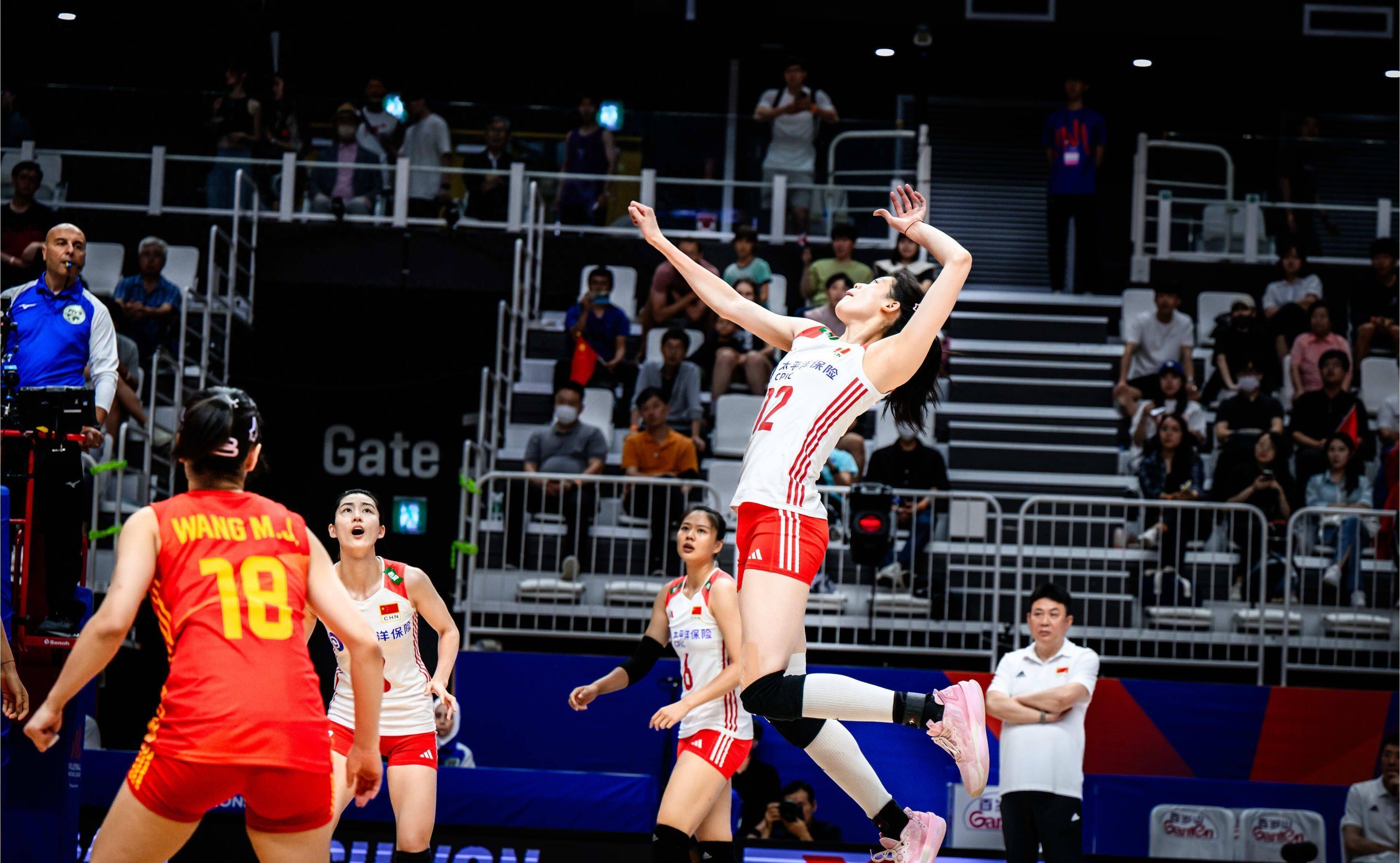 精彩的女子排球比赛，选手展现顶级实力的简单介绍