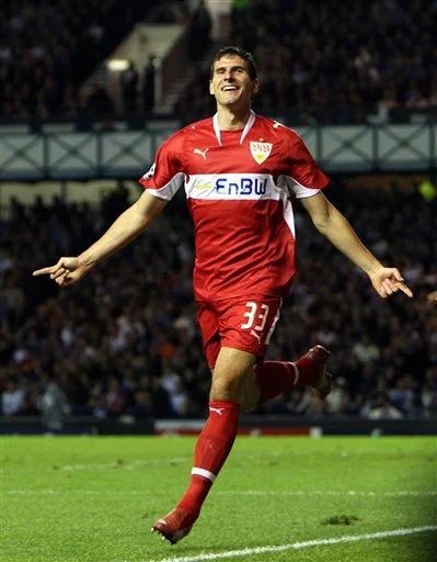 包含斯图加特后防线延续稳定表现，守住关键三分的词条