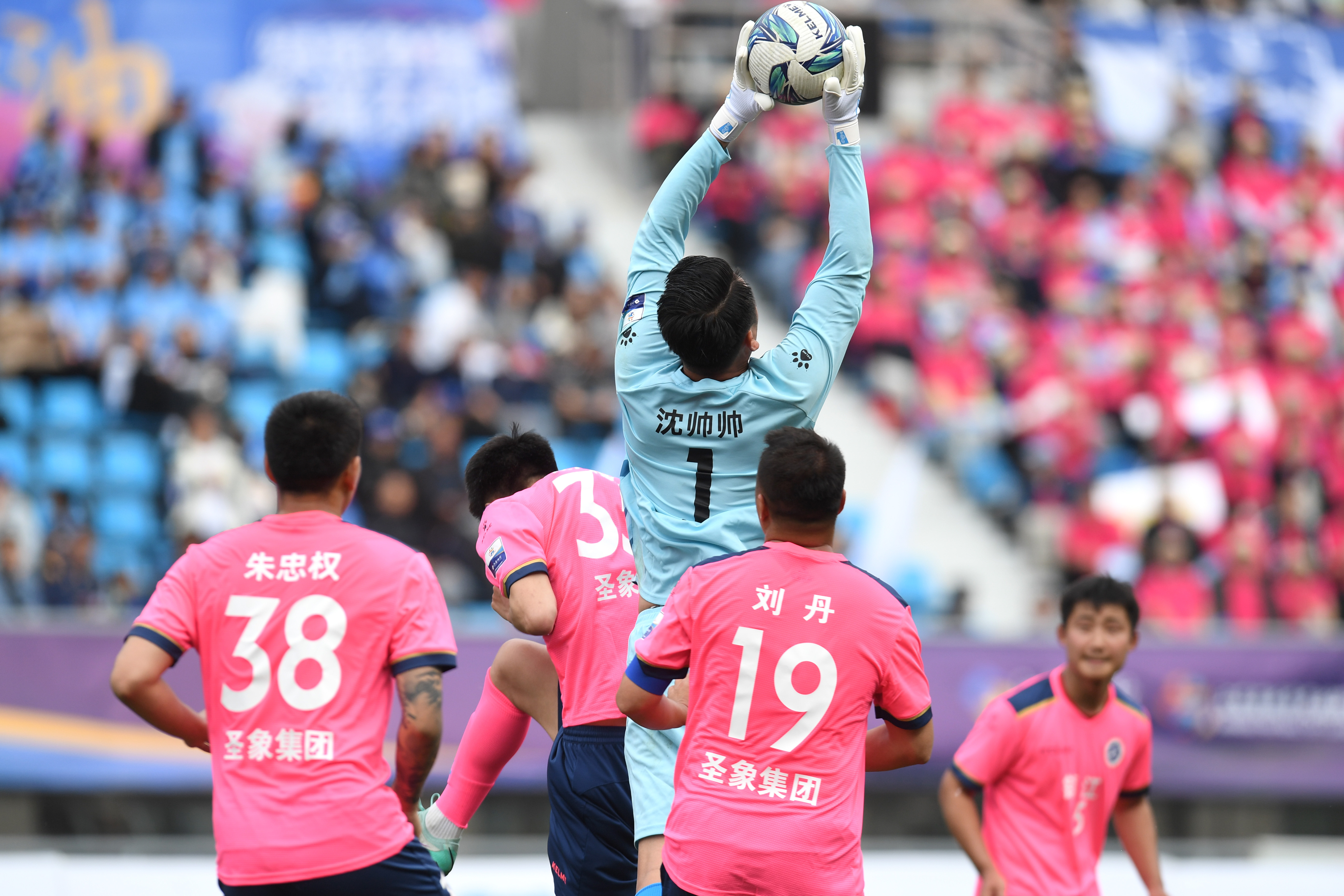 国内足球联赛积分纷纷出现变化,竞争瞬息万变 国内足球联赛积分纷纷出现变化,竞争瞬息万变