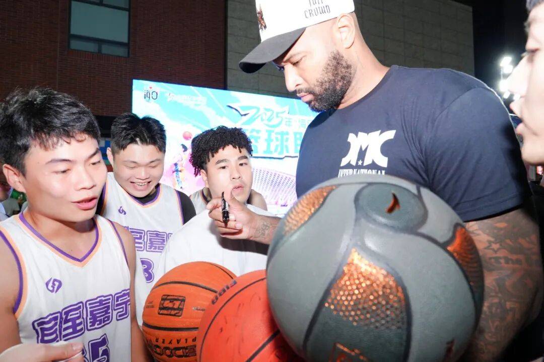 场外篮球装备展销会吸引众多球迷参与