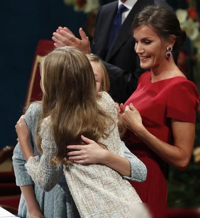 关于希腊队不敌西班牙，面对困境需振作的信息