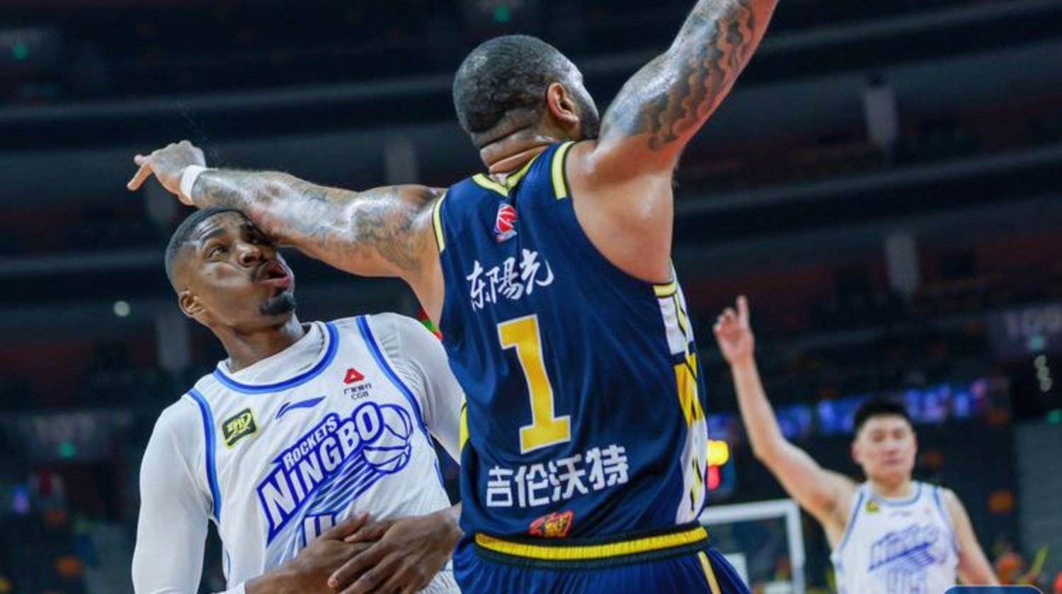 赛场上的对决焦点在于球员们的表现